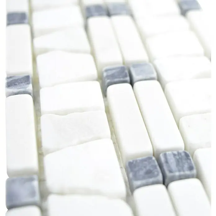 Fliesenbordüre Ladder BO LA WB01 - 30 x 5 cm, Weiß/Schwarz, Matt - Nahaufnahme von weißen und grauen Marmor-Mosaikfliesen mit rechteckigen und quadratischen Formen, ideal für stilvolle Innenräume.