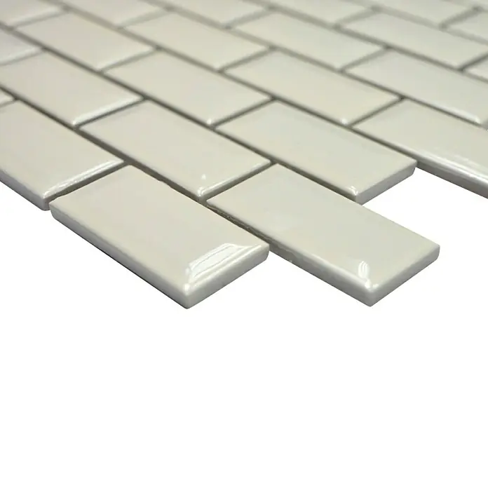Mosaikfliese Brick Bond Diamond CBI 110 - 30 x 30 cm, Elfenbein, Glänzend - Nahaufnahme von beigen, glänzenden Subway-Fliesen, die in einem versetzten Muster angeordnet sind, ideal für Küche oder Bad.