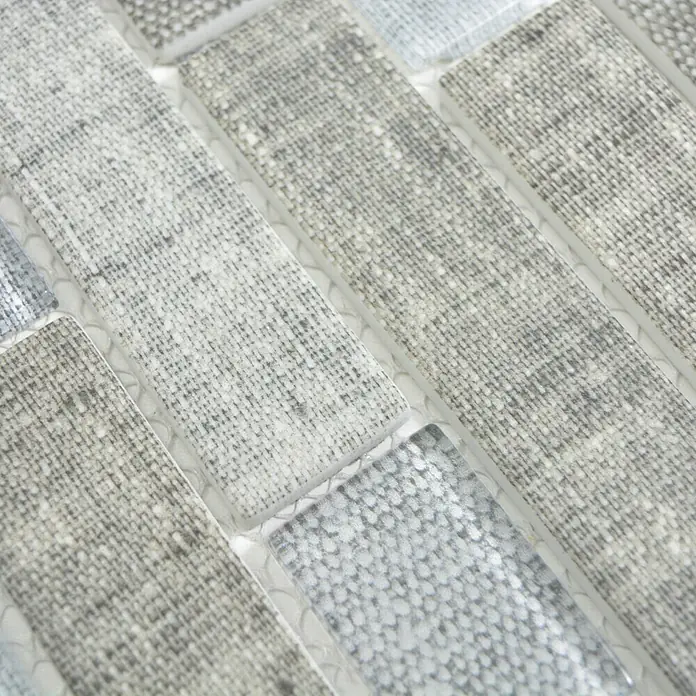 Mosaikfliese Brick Crystal Mix XCM BRV97 - 30 x 30 cm, Grau, Matt - Nahaufnahme von grauen rechteckigen Mosaikfliesen mit Stofftextur, die ein elegantes und modernes Design für Innenräume bieten.