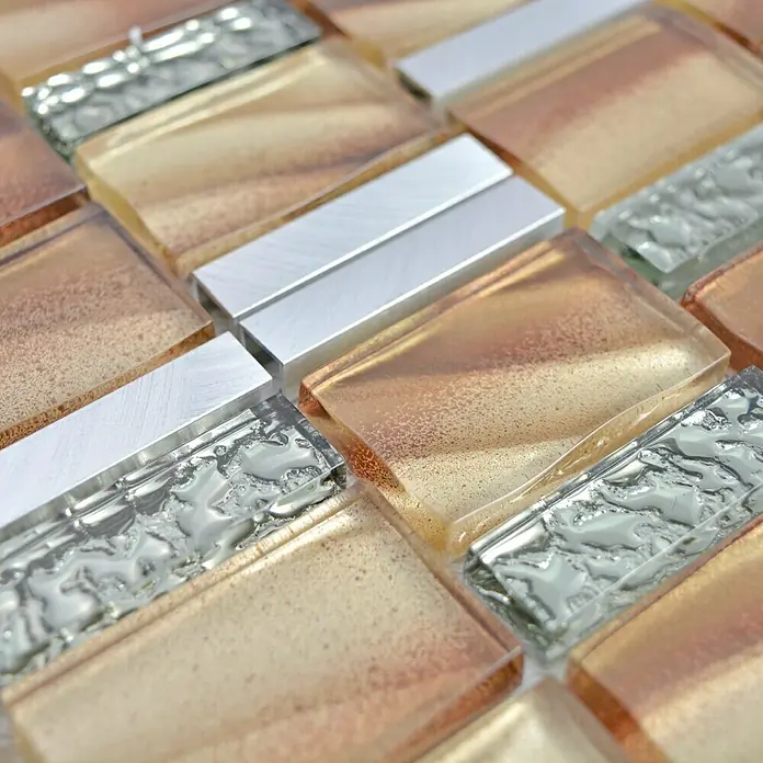 Mosaikfliese Crystal Mix XCM SUN03 - 29,7 x 29,5 cm, Braun, Glänzend - Nahaufnahme von Mosaikfliesen in Gold und Silber, ideal für stilvolle Wandgestaltungen in Küche und Bad.
