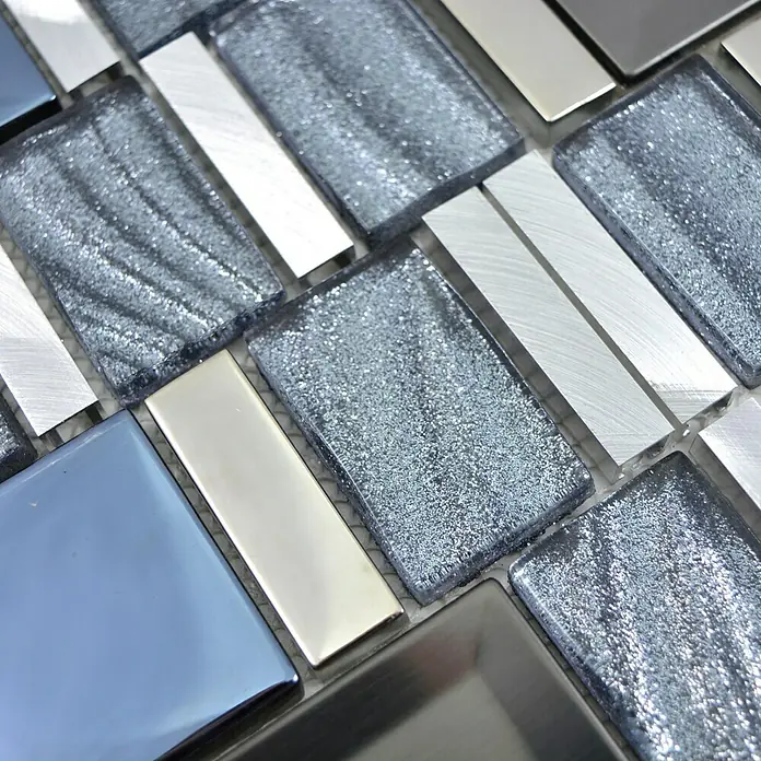 Mosaikfliese Crystal Mix XCM SUN11 - 29,7 x 29,5 cm, Silber/Schwarz, Glänzend - Nahaufnahme von schimmernden blauen und silbernen Mosaikfliesen, die ein elegantes und modernes Design für Wände und Oberflächen zeigen.