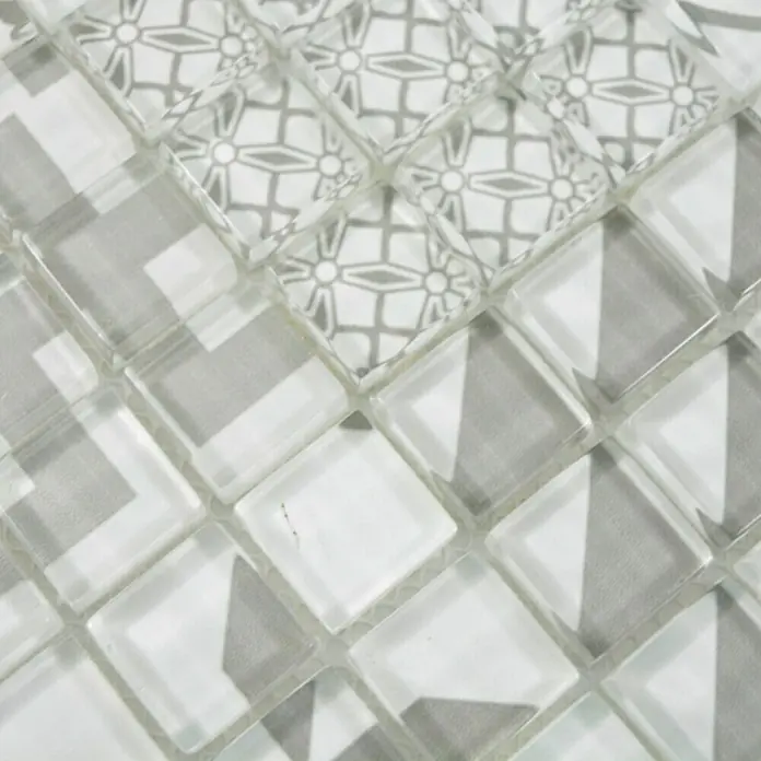 Mosaikfliese Quadrat Crystal XCM 8OP35 - 30 x 30 cm, Grau, Glänzend - Nahaufnahme von quadratischen Glasmosaikfliesen in Grau- und Weißtönen mit unterschiedlichen Mustern für ein stilvolles Interior Design.