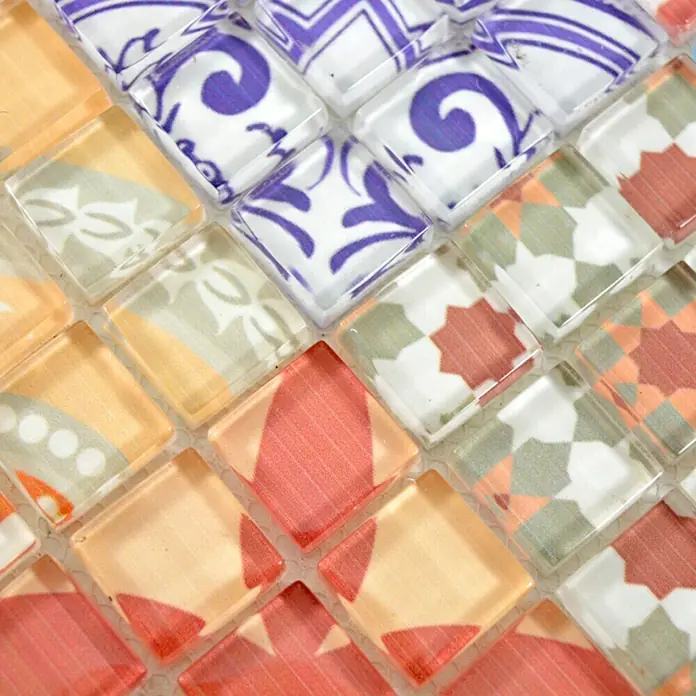 Mosaikfliese Quadrat Crystal XCM 8OP31 - 30 x 30 cm, Mehrfarbig, Glänzend - Nahaufnahme von farbenfrohen Mosaikfliesen mit verschiedenen Mustern, perfekt für kreative Wand- und Bodengestaltungen.