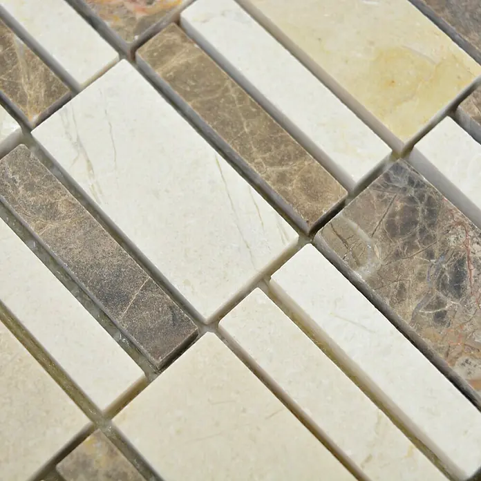 Mosaikfliese Rechteck XNM BC439 - 30 x 30 cm, Beige/Braun, Glänzend - Nahaufnahme von rechteckigen Marmormosaikfliesen in Beige- und Brauntönen, ideal für stilvolle Wand- und Bodengestaltungen.