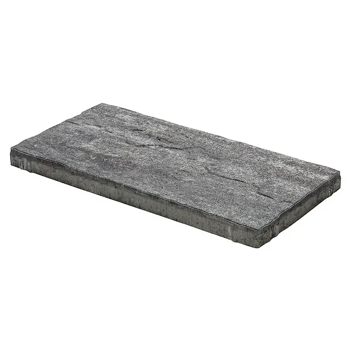 Terrassenplatte Latina - 48 x 24 x 3 cm, Grau/Schwarz, Beton - Nahaufnahme eines rechteckigen Pflastersteins mit grauer, rauer Oberfläche und sichtbarer seitlicher Struktur.