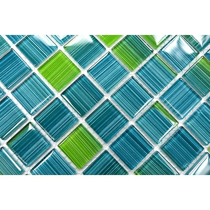 Mosaikfliese Quadrat Crystal CM 4250 - 32,7 x 30,2 cm, Grün, Glänzend - Nahaufnahme von blau-grünen Glasmosaikfliesen mit einem linearen Muster, ideal für Badezimmer- oder Küchenrückwände.