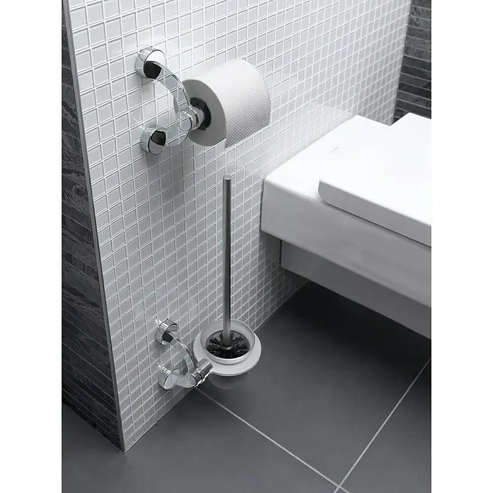 Mosaikfliese Quadrat Crystal Uni CM 4040 - 32,7 x 30,2 cm, Weiß, Glänzend - Eine Nahaufnahme eines Badezimmers mit einem Toilettenpapierhalter und einer Toilettenbürste an der Wand, neben einer weißen Toilette.