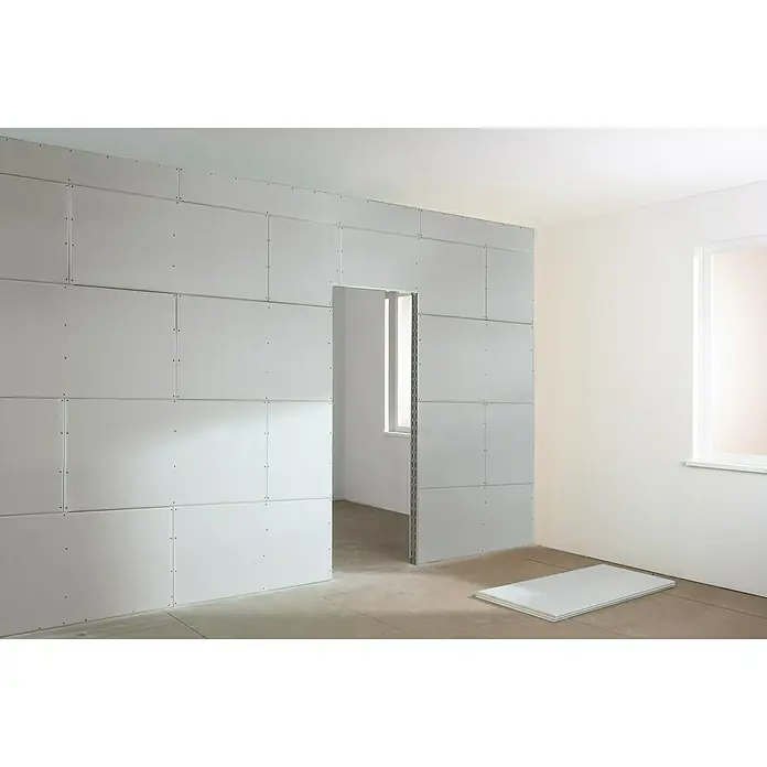 Knauf Gipskartonplatte Miniboard GKB - 1.200 x 600 x 12,5 mm - Installation von Gipskartonplatten an einer Wand mit Türöffnung. Ein unfertiger Raum mit natürlichem Licht.