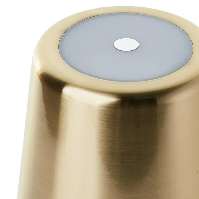 Brilliant Akku-Tischleuchte Xaana - 2 W, Gold, Mehrfarbig - Nahaufnahme einer stilvollen goldenen Tischleuchte mit einem grauen Sockel und einem zentralen weißen Punkt.