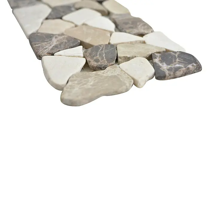 Fliesenbordüre Ciot BO CIOT CB15 - 30 x 10 cm, Mix Beige/Braun, Matt - Nahaufnahme eines Mosaiks aus unregelmäßig geformten Steinen in Weiß-, Beige- und Grautönen mit sichtbaren Marmorierungen.