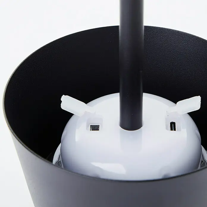 Brilliant Akku-Tischleuchte Picco - 4 W, Schwarz, Warmweiß - Detailaufnahme einer modernen Lampe mit schwarzem Schirm und weißem Lampenkörper, die ein stilvolles Ambiente verspricht.