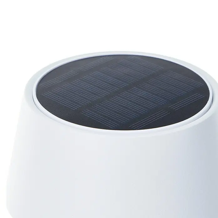 Brilliant Akku-Tischleuchte Picco - 4 W, Weiß, Warmweiß - Nahaufnahme einer weißen Solarleuchte mit einem schwarzen Solarpanel auf der Oberseite.