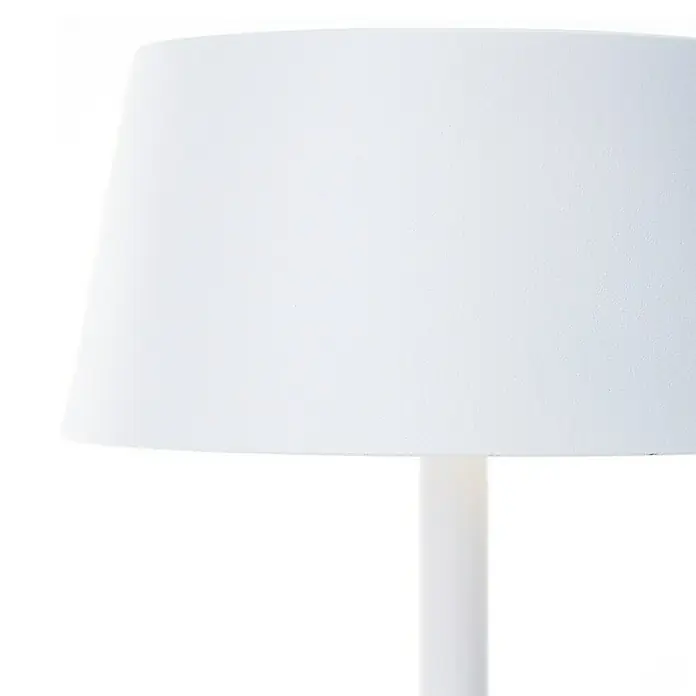 Brilliant Akku-Tischleuchte Picco - 4 W, Weiß, Warmweiß - Nahaufnahme einer eleganten, reinweißen Tischlampe mit einem konischen Lampenschirm, die ein sanftes, diffuses Licht verspricht.