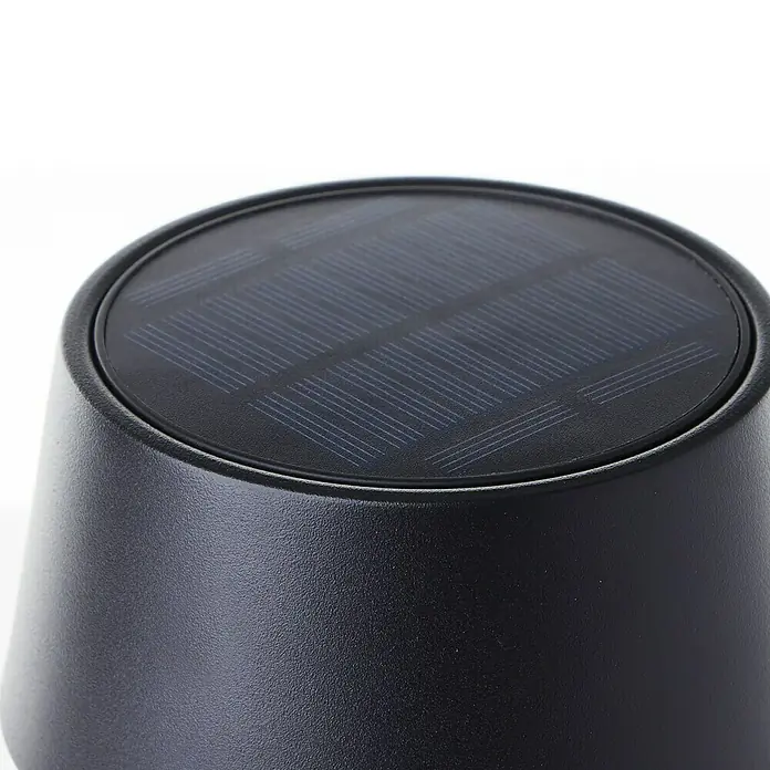 Brilliant Akku-Tischleuchte Picco - 4 W, Schwarz, Warmweiß - Nahaufnahme einer schwarzen Solarleuchte mit einem Solarpanel auf der Oberseite.