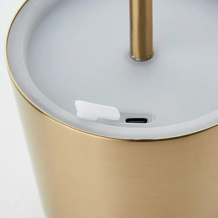 Brilliant Akku-Tischleuchte Xaana - 2 W, Gold, Mehrfarbig - Nahaufnahme eines stilvollen, goldenen Aroma-Diffusers mit USB-Anschluss und weißem Kunststoffstück. Ideal für Duftöle und Aromatherapie.