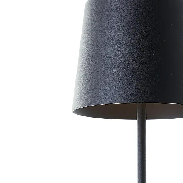 Brilliant Akku-Tischleuchte Kaami - 2 W, Schwarz, Warmweiß - Nahaufnahme einer eleganten schwarzen Tischleuchte mit modernem Design und warmem Lichtschein.