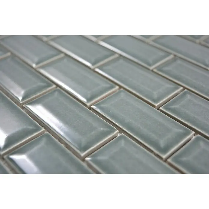 Mosaikfliese Brick Bond Diamond CBP 106 - 30 x 30 cm, Petrol, Glänzend - Nahaufnahme von rechteckigen, glänzenden, grauen Ziegeln, die in einem Fischgrätenmuster angeordnet sind. Perfekt für Küchenrückwände oder Badezimmer.