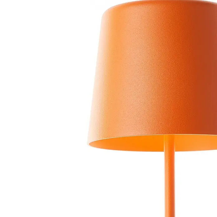 Brilliant Akku-Tischleuchte Kaami - 2 W, Orange, Warmweiß - Nahaufnahme einer modernen, orangefarbenen Tischleuchte, die ein warmes, einladendes Licht ausstrahlt und ein minimalistisches Design aufweist.