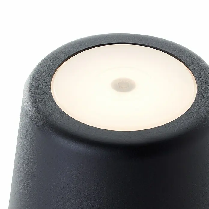 Brilliant Akku-Tischleuchte Kaami - 2 W, Schwarz, Warmweiß - Nahaufnahme einer modernen, schwarzen Tischleuchte mit warmweißem Licht. Perfekt für eine gemütliche Atmosphäre in jedem Raum.