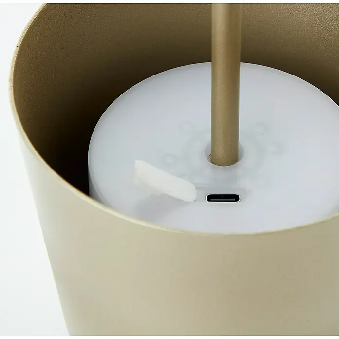 Brilliant Akku-Tischleuchte Kaami - 2 W, Gold, Warmweiß - Nahaufnahme eines eleganten Luftbefeuchters in einem zylindrischen Behälter, der Komfort und Stil vereint.