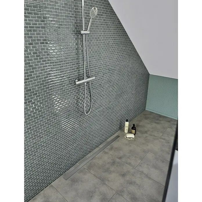 Mosaikfliese Brick Bond Diamond CBP 106 - 30 x 30 cm, Petrol, Glänzend - Modernes Duschbad mit grauen Mosaikfliesen an der Wand, ebenerdiger Dusche und minimalistischer Duscharmatur für stilvolles Duschen.