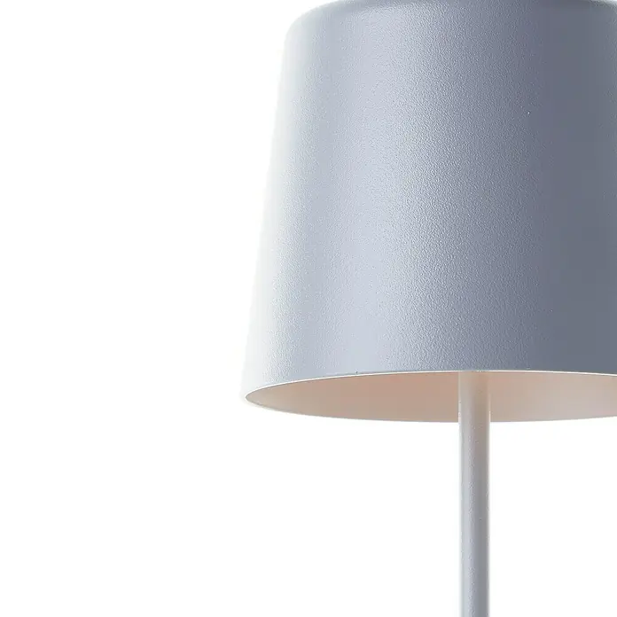 Brilliant Akku-Tischleuchte Kaami - 2 W, Grau, Warmweiß - Nahaufnahme einer eleganten grauen Tischleuchte mit modernem Design, ideal für stilvolle Innenräume.
