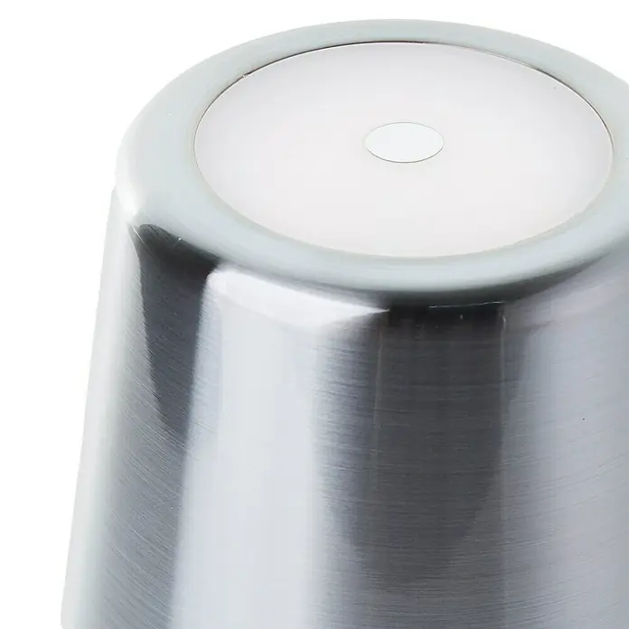 Brilliant Akku-Tischleuchte Xaana - 2 W, Silber, Mehrfarbig - Nahaufnahme eines silbernen Bechers mit glatter Oberfläche und einem weißen, leicht vertieften Boden.