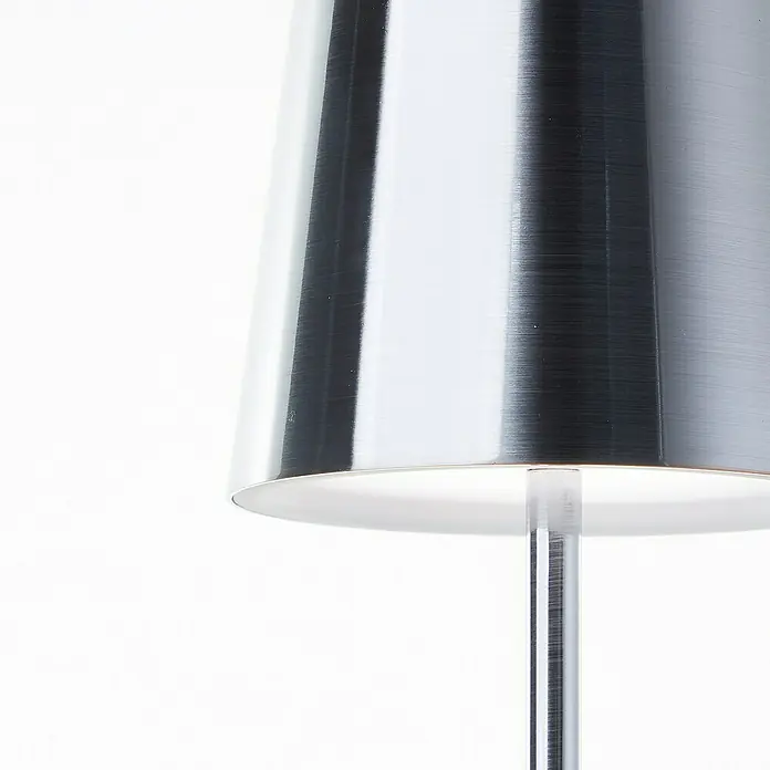 Brilliant Akku-Tischleuchte Xaana - 2 W, Silber, Mehrfarbig - Nahaufnahme einer modernen silbernen Tischleuchte mit einem glänzenden Schirm und einem schlanken Ständer.