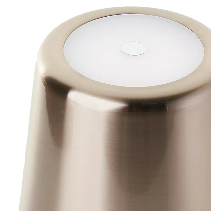 Brilliant Akku-Tischleuchte Xaana - 2 W, Kupfer, Mehrfarbig - Nahaufnahme einer eleganten, roségoldenen Vase mit glatter Oberfläche und minimalistischem Design, ideal für moderne Dekoration.