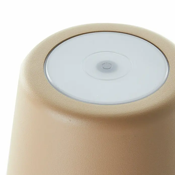Brilliant Akku-Tischleuchte Kaami - 2 W, Cappuccino, Warmweiß - Nahaufnahme einer beigen Tischleuchte mit einem runden, weißen Lampenschirm und einem Ein-/Ausschalter in der Mitte.
