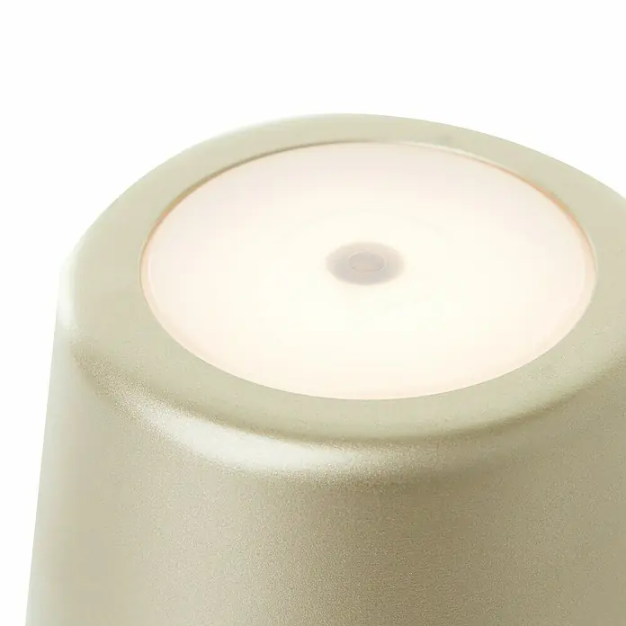 Brilliant Akku-Tischleuchte Kaami - 2 W, Gold, Warmweiß - Nahaufnahme einer modernen, beigen Tischleuchte mit sanftem, warmen Licht, ideal für eine gemütliche Atmosphäre.