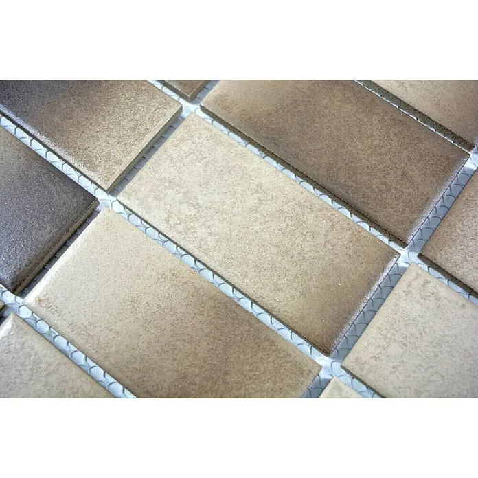 Mosaikfliese Mix CD 294 - 33,6 x 29 cm, Beige/Braun, Matt - Nahaufnahme von rechteckigen Mosaikfliesen in verschiedenen Brauntönen, die auf einem Netz befestigt sind. Ideal für stilvolle Wand- und Bodengestaltung.