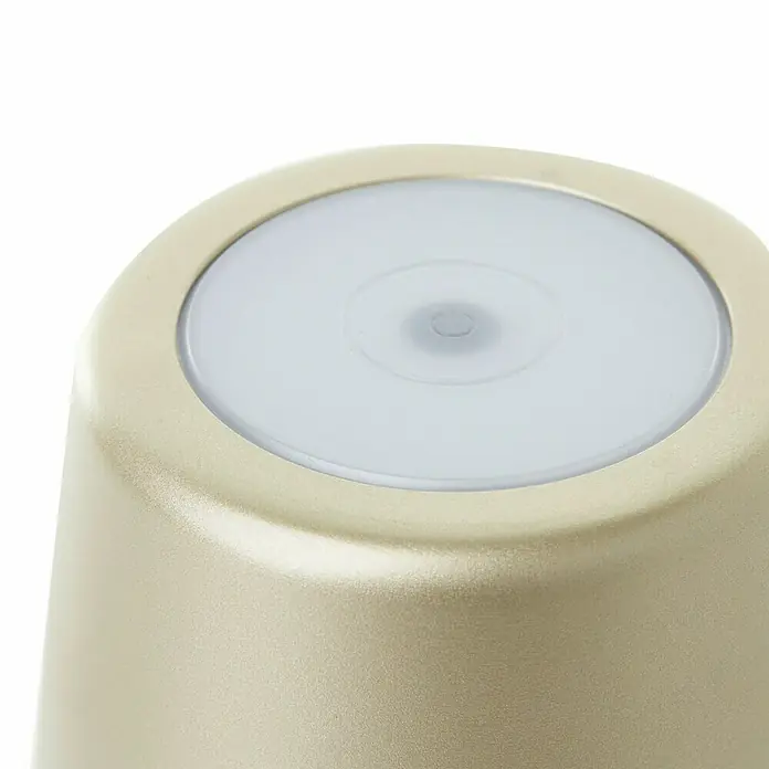 Brilliant Akku-Tischleuchte Kaami - 2 W, Gold, Warmweiß - Nahaufnahme einer goldenen Lampe mit rundem, leuchtendem LED-Panel.