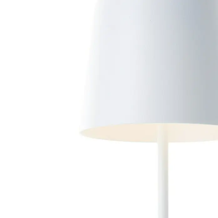 Brilliant Akku-Tischleuchte Kaami - 2 W, Weiß, Warmweiß - Nahaufnahme einer eleganten weißen Tischleuchte mit einem schlichten, zylindrischen Lampenschirm und einem schlanken, weißen Fuß.