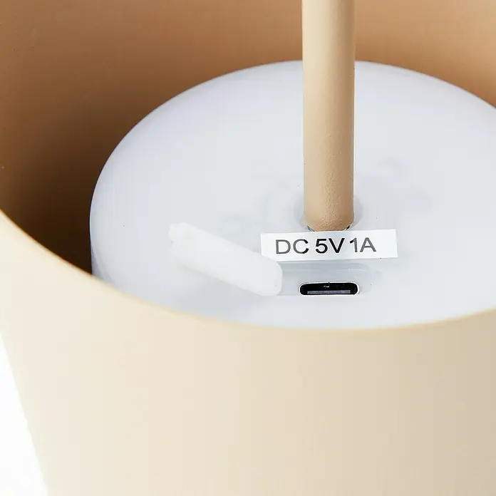 Brilliant Akku-Tischleuchte Kaami - 2 W, Cappuccino, Warmweiß - Detailansicht einer beigen Lampe mit USB-Anschluss und der Aufschrift DC 5V 1A.