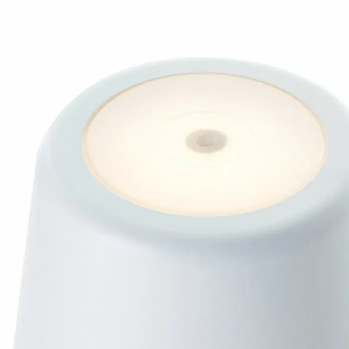 Brilliant Akku-Tischleuchte Kaami - 2 W, Weiß, Warmweiß - Nahaufnahme einer modernen, weißen Nachttischlampe mit sanftem, warmem Licht, ideal für Schlafzimmer.