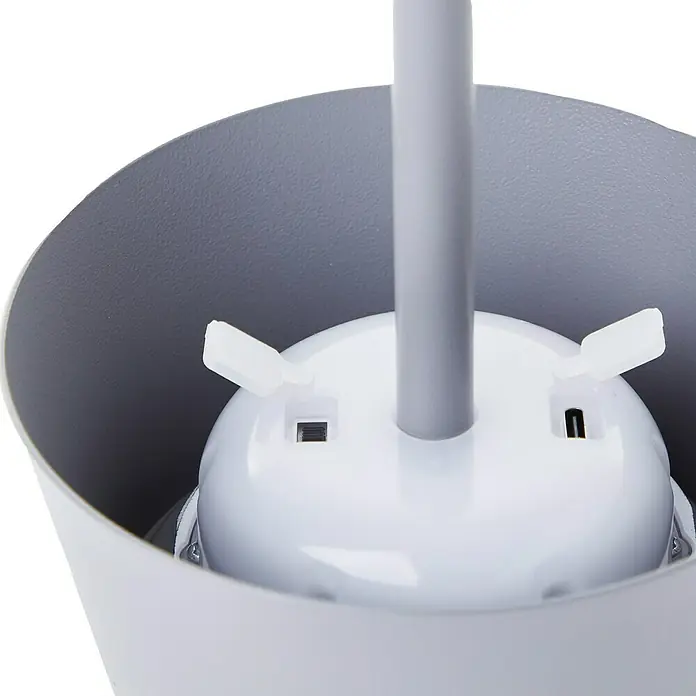 Brilliant Akku-Tischleuchte Picco - 4 W, Grau, Warmweiß - Detailaufnahme einer grauen Lampe mit weißer Halterung und Kunststoffteilen, die ein modernes Designelement darstellen.