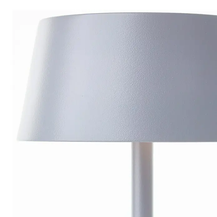 Brilliant Akku-Tischleuchte Picco - 4 W, Grau, Warmweiß - Nahaufnahme einer modernen weißen Lampe mit einem konischen Schirm und einem schlanken Ständer.