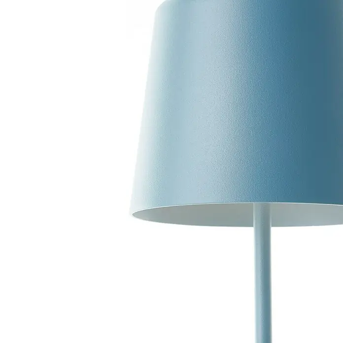 Brilliant Akku-Tischleuchte Kaami - 2 W, Mint, Warmweiß - Nahaufnahme einer hellblauen Stehlampe mit einem schlichten, konischen Lampenschirm und einem minimalistischen Design.