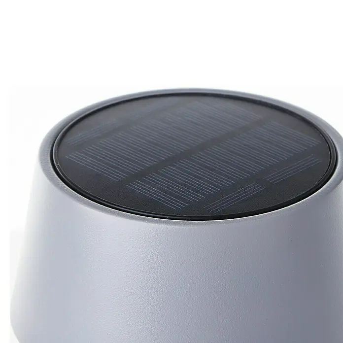 Brilliant Akku-Tischleuchte Picco - 4 W, Grau, Warmweiß - Nahaufnahme einer Solarleuchte mit einem schwarzen Solarpanel und einem grauen Gehäuse.