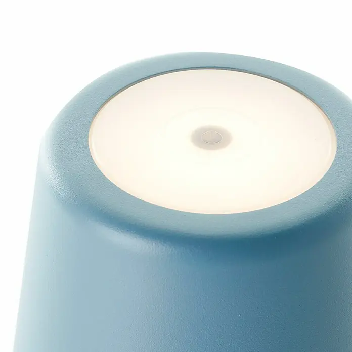 Brilliant Akku-Tischleuchte Kaami - 2 W, Mint, Warmweiß - Nahaufnahme einer blauen Tischleuchte mit einem runden, leuchtenden Lampenschirm, der ein sanftes, warmes Licht ausstrahlt.