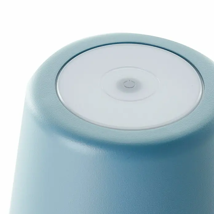 Brilliant Akku-Tischleuchte Kaami - 2 W, Mint, Warmweiß - Nahaufnahme einer modernen blauen Tischlampe mit einem runden, weißen Schalter auf der Oberseite.