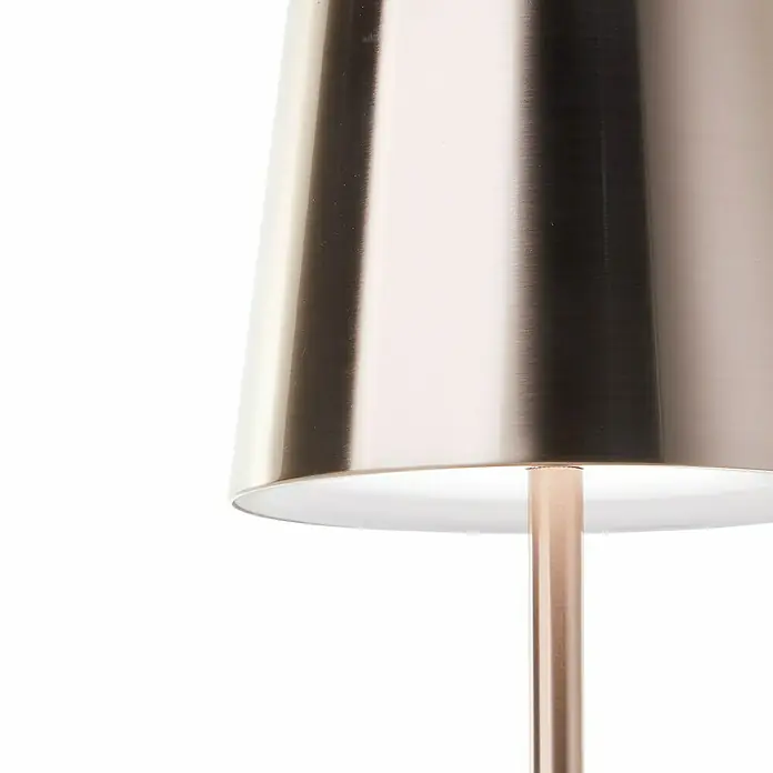 Brilliant Akku-Tischleuchte Xaana - 2 W, Kupfer, Mehrfarbig - Nahaufnahme einer modernen Tischleuchte in Roségold mit elegantem Design, ideal für stimmungsvolle Beleuchtung.