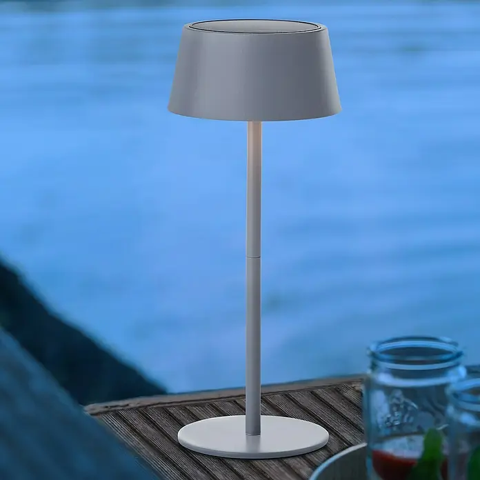 Brilliant Akku-Tischleuchte Picco - 4 W, Grau, Warmweiß - Elegante graue Tischleuchte mit Schirm und schlankem Fuß. Ideal für stimmungsvolle Beleuchtung im Freien.