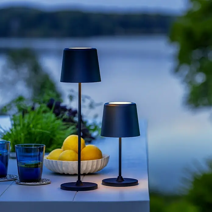 Brilliant Akku-Tischleuchte Kaami - 2 W, Schwarz, Warmweiß - Zwei elegante, kabellose Tischleuchten mit Lampenschirm in Szene gesetzt, ideal für stimmungsvolle Abende im Freien.