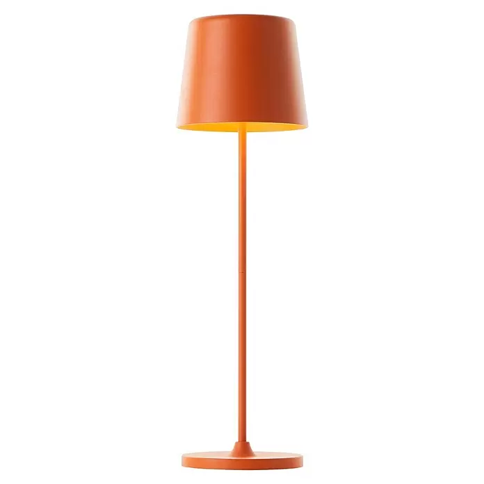 Brilliant Akku-Tischleuchte Kaami - 2 W, Orange, Warmweiß - Matte Terrakotta-Lampe mit konischem Schirm, die warmes Licht ausstrahlt.