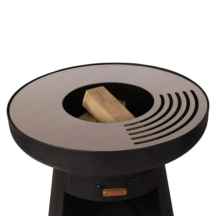 Purline Barbacoa de carbón EFP55RB - Diámetro de la superficie de la parrilla: 60 cm, Negro - Primer plano de un elegante brasero con troncos de madera, que ofrece calidez y ambiente para exteriores.