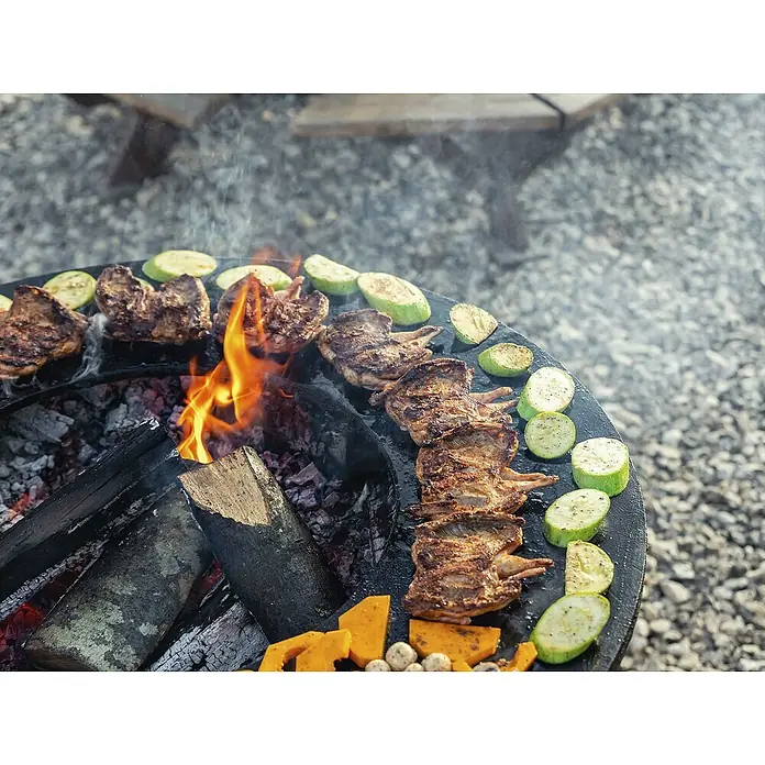 Purline Barbacoa de carbón EFP57B - Diámetro de la superficie de la parrilla: 60 cm, Negro - Carne y verduras a la parrilla chisporrotean sobre un fuego abierto en una parrilla rústica, una fiesta al aire libre para los sentidos.