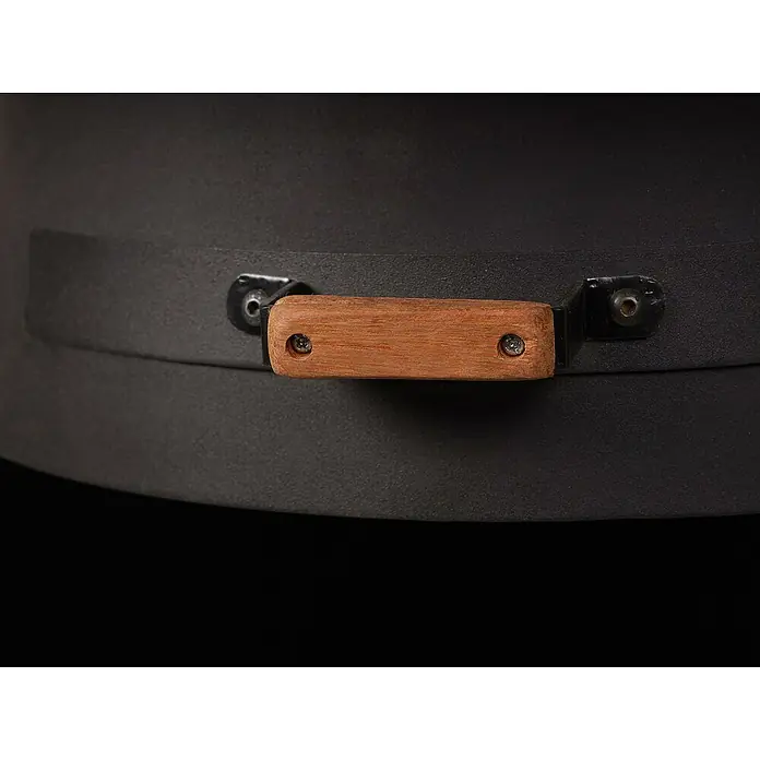 Purline Barbacoa de carbón EFP55RB - Diámetro de la superficie de la parrilla: 60 cm, Negro - Primer plano de un horno negro con mango de madera y accesorios metálicos. El detalle muestra la construcción robusta y el diseño funcional del horno.