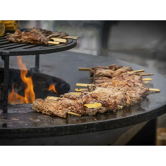 Purline Barbacoa de carbón EFP56B - Diámetro de la superficie de la parrilla: 98 cm, Negro - Brochetas de carne a la parrilla chisporroteando sobre una llama abierta, un festín para los amantes de la comida.